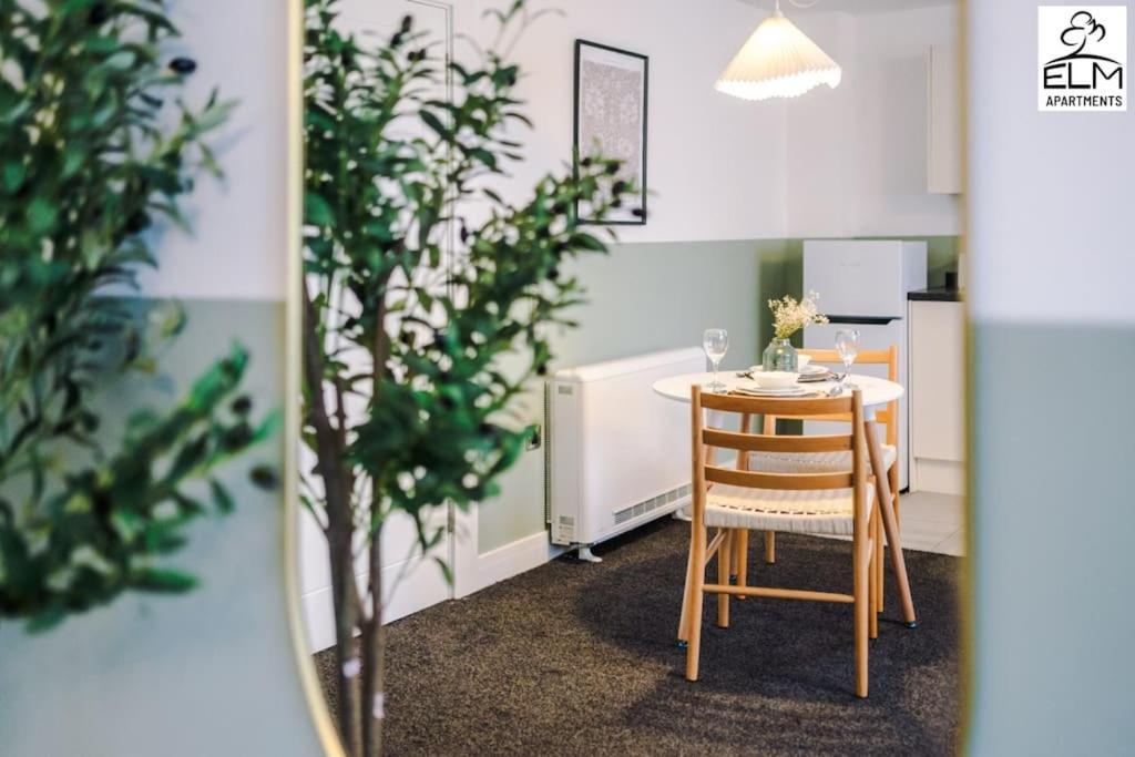 Cozy 1 Bedroom Apartment, Prime Location , Free Parking Manchester Dış mekan fotoğraf