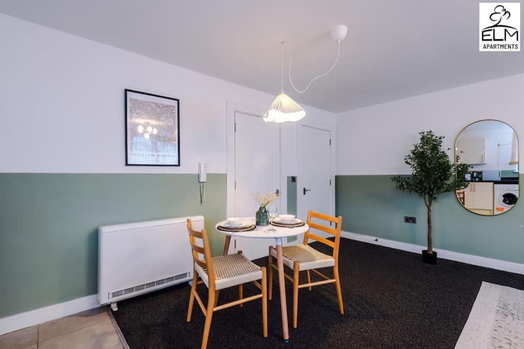 Cozy 1 Bedroom Apartment, Prime Location , Free Parking Manchester Dış mekan fotoğraf